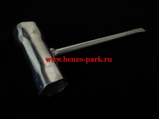 Комбинированный свечной ключ для бензопил Урал отечественного производства 
